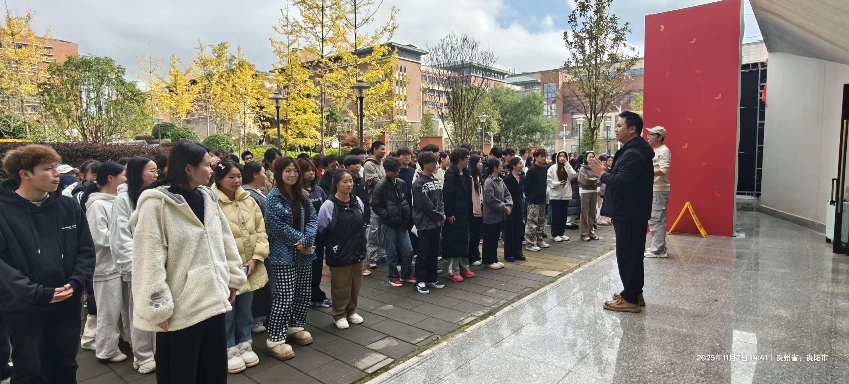 贵州传媒职业学院新闻传播系成功开展地震火灾逃生演练