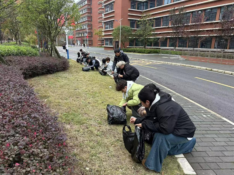 青春践初心 实事暖校园——文化艺术系组织入团积极分子开展校园卫生打扫实践活动